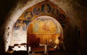 Gli affreschi della chiesa rupestre di Santa Maria della Rupe, prima sala del percorso di Narni Sotterranea a Narni in Umbria
