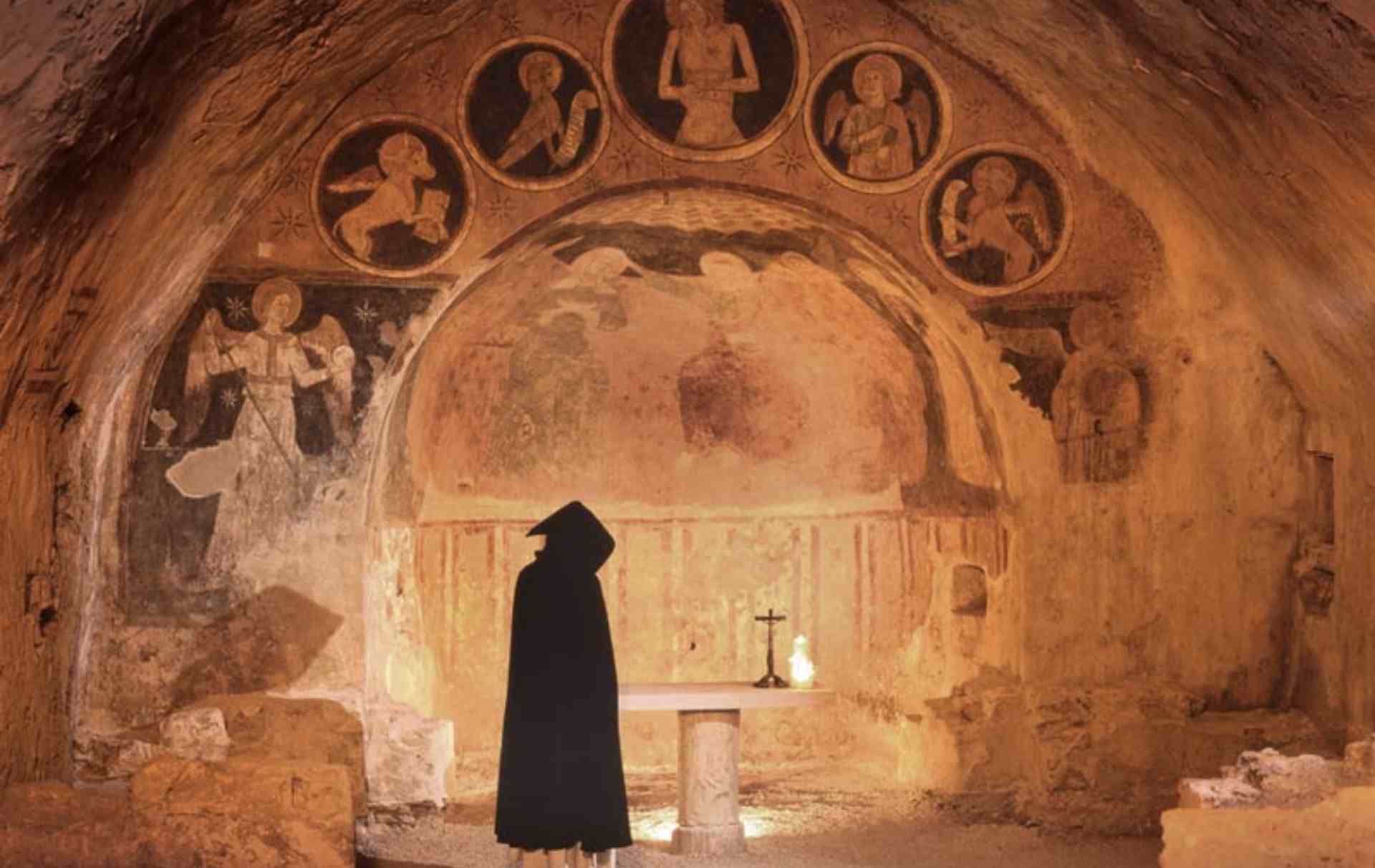 Gli affreschi della chiesa rupestre di Santa Maria della Rupe, prima sala del percorso di Narni Sotterranea una delle più interessanti esperienze da farea Narni in Umbria