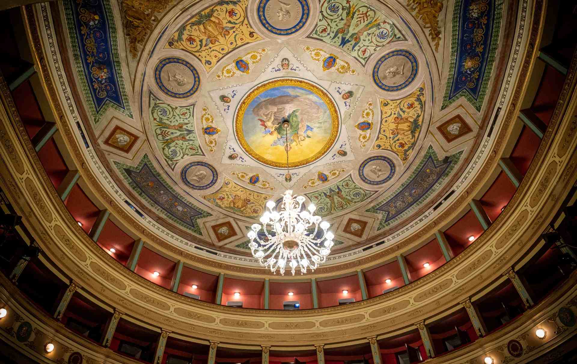 Le decorazioni del soffitto e il lampadario del Teatro Comunale Giuseppe Manini di Narni