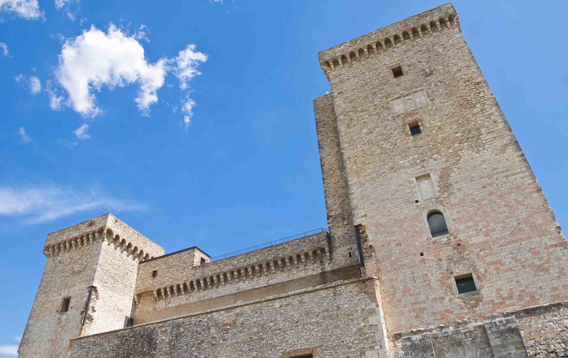 La facciata e il maschio della Rocca Albornoz di Narni