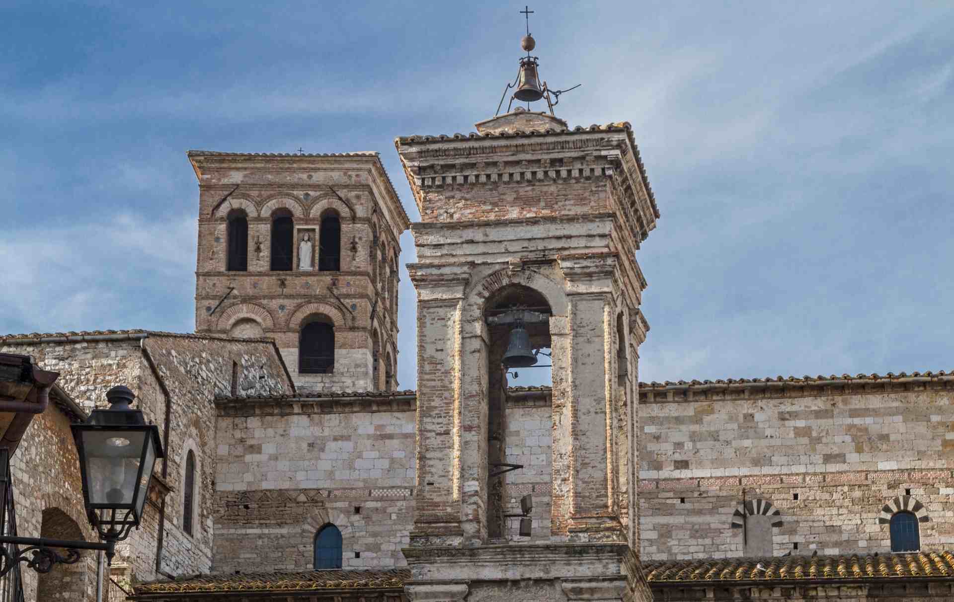 La torre civica che precede il Campanile della Cattedrale di San Giovenale di Narni