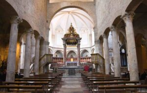 Navata centrale della Cattedrale di San Giovenale di Narni, in fondo l'altare