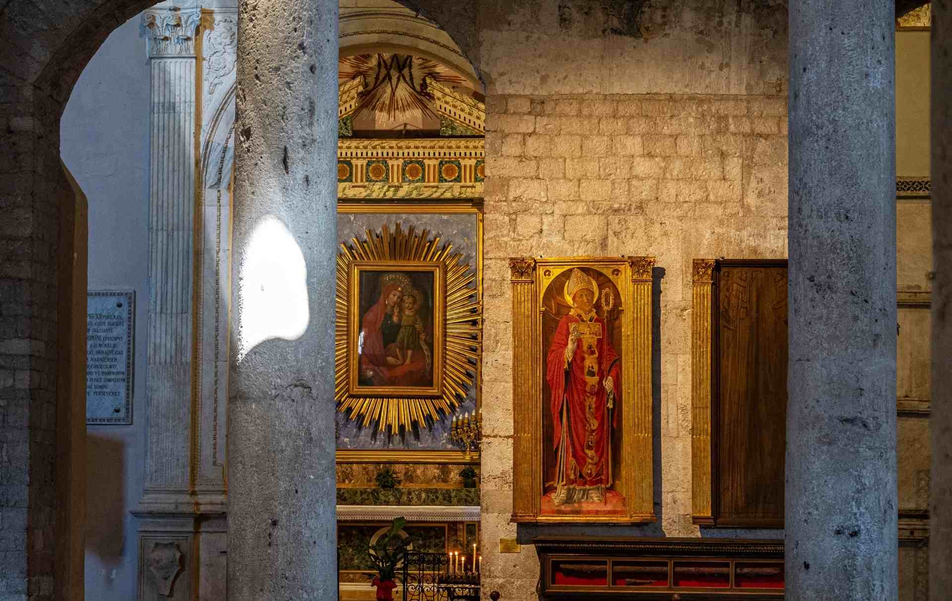 Interno della Cattederale di San Giovenale di Narni con particolare della Pala di San Giovenale