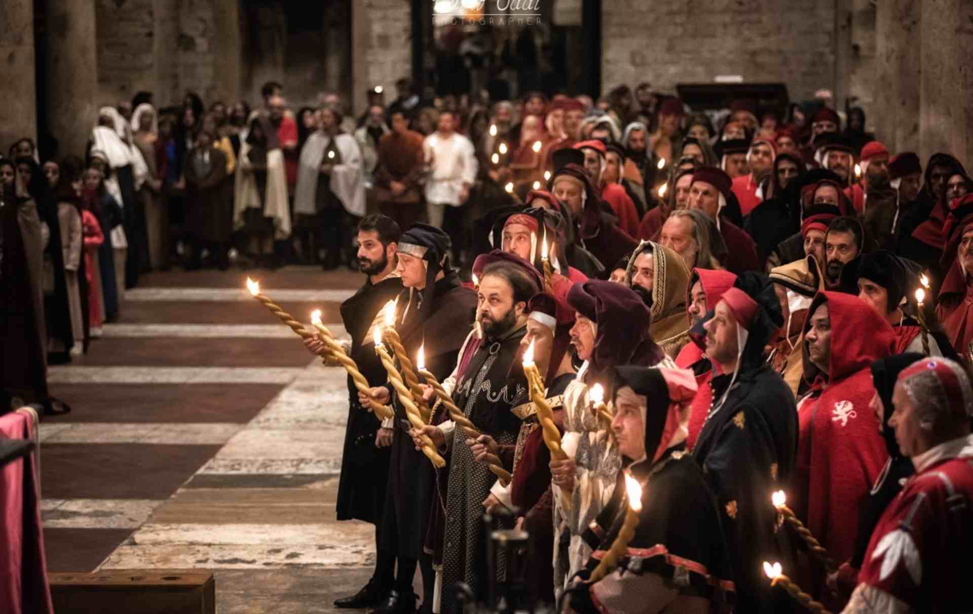 Cerimonia dell'Offerta dei Ceri durante la Corsa all'Anello nella Cattedrale di San Giovenale a Narni