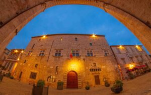 Il Palazzo Comunale di Narni al tramonto