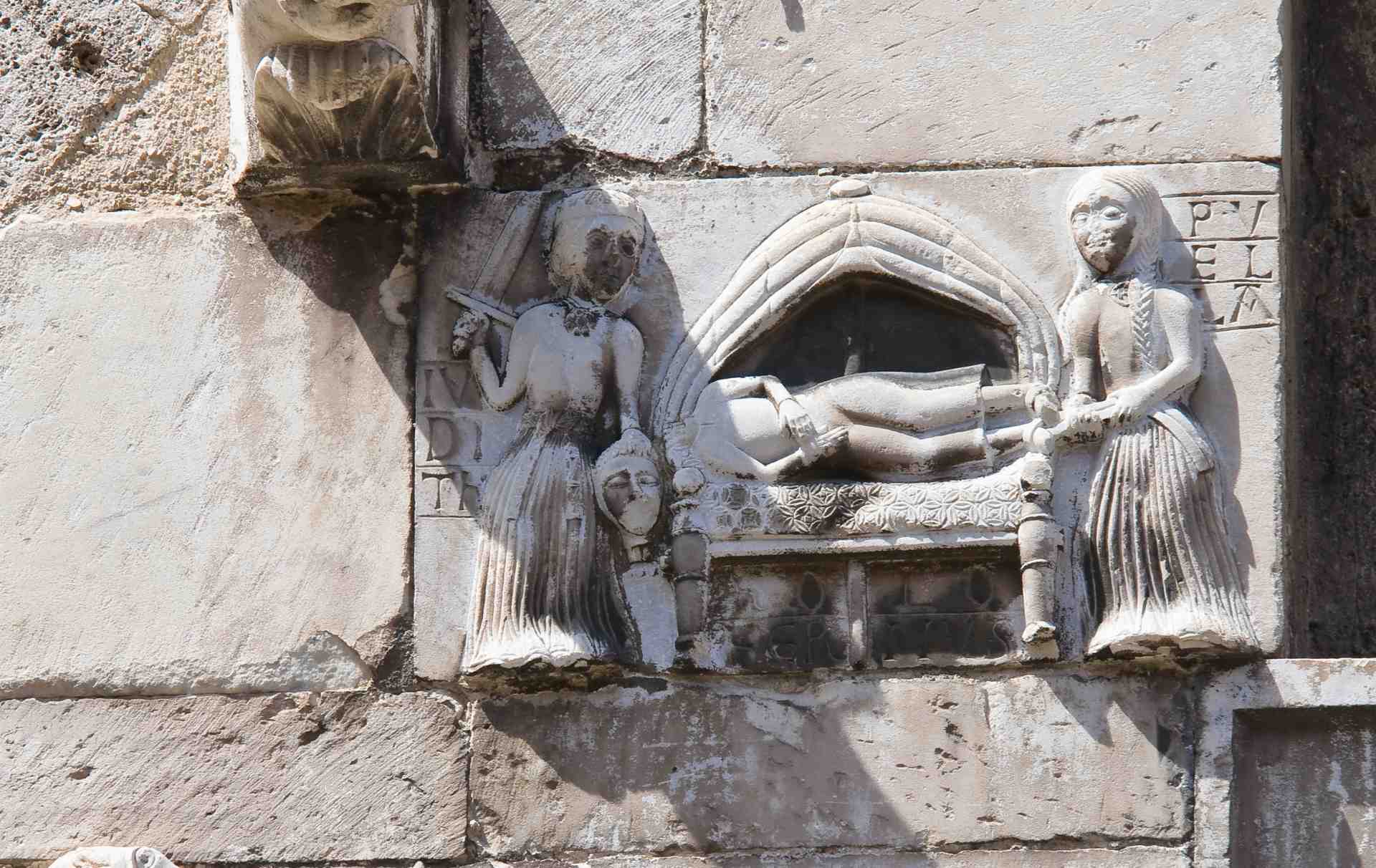 Particolare del bassorilievo su uno dei portali del Palazzo Comunale di Narni