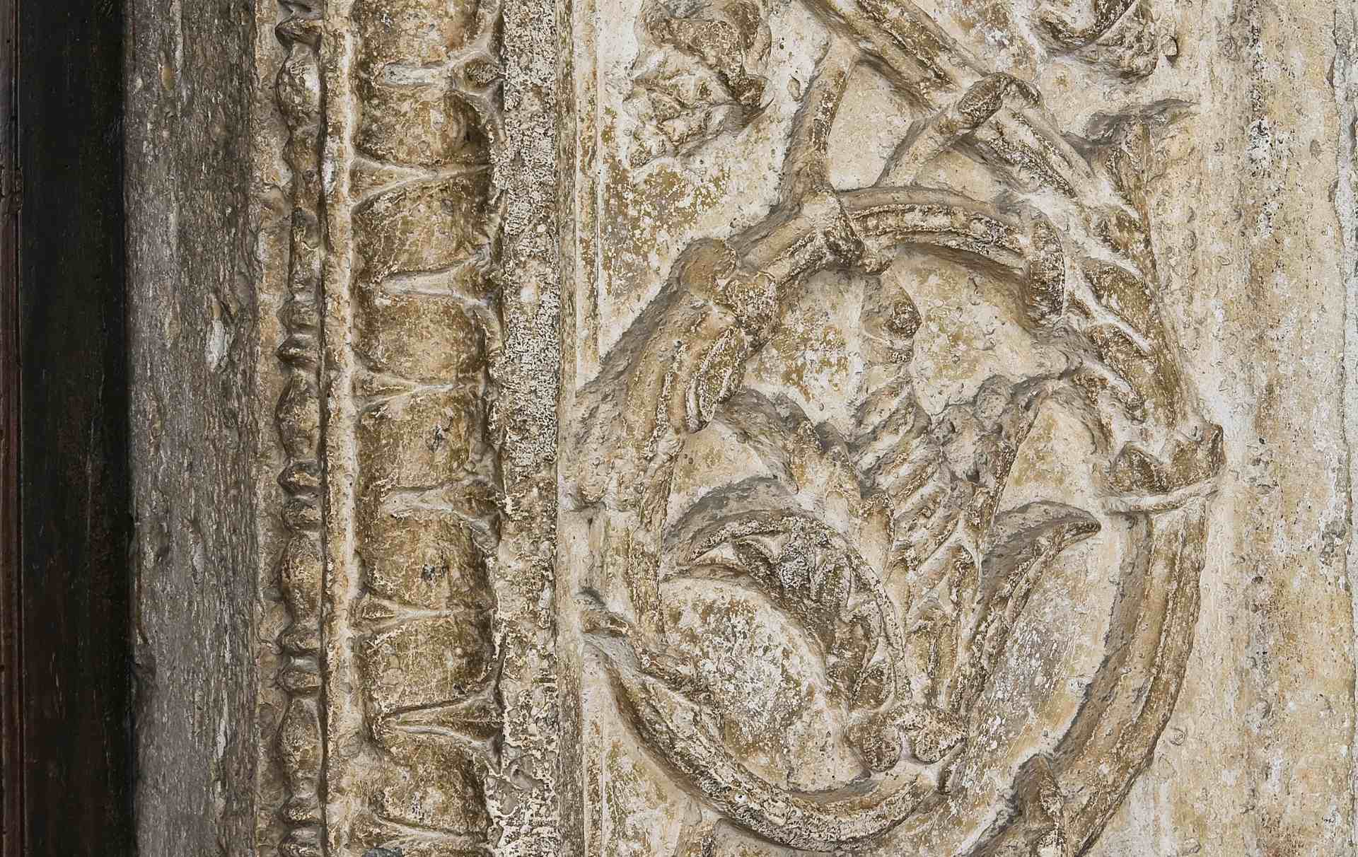 Particolare del portale d'ingresso della Chiesa Santa Maria Impensole a Narni