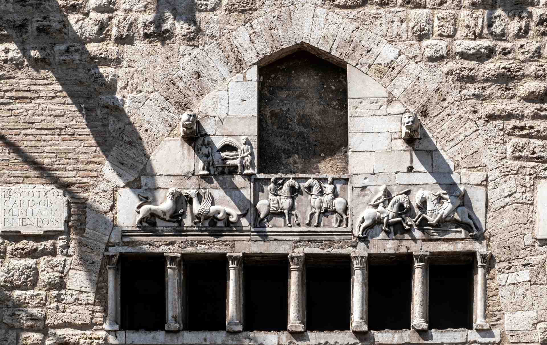 Particolare con bassorilievi e finata logetta su uno dei portali del Palazzo Comunale di Narni