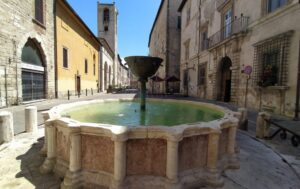 Fontana di Piazza dei Priori a Narni