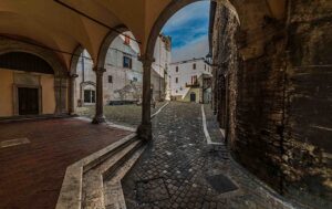 Il portico della Cattedrale di Narni con vista su Piazza Cavour