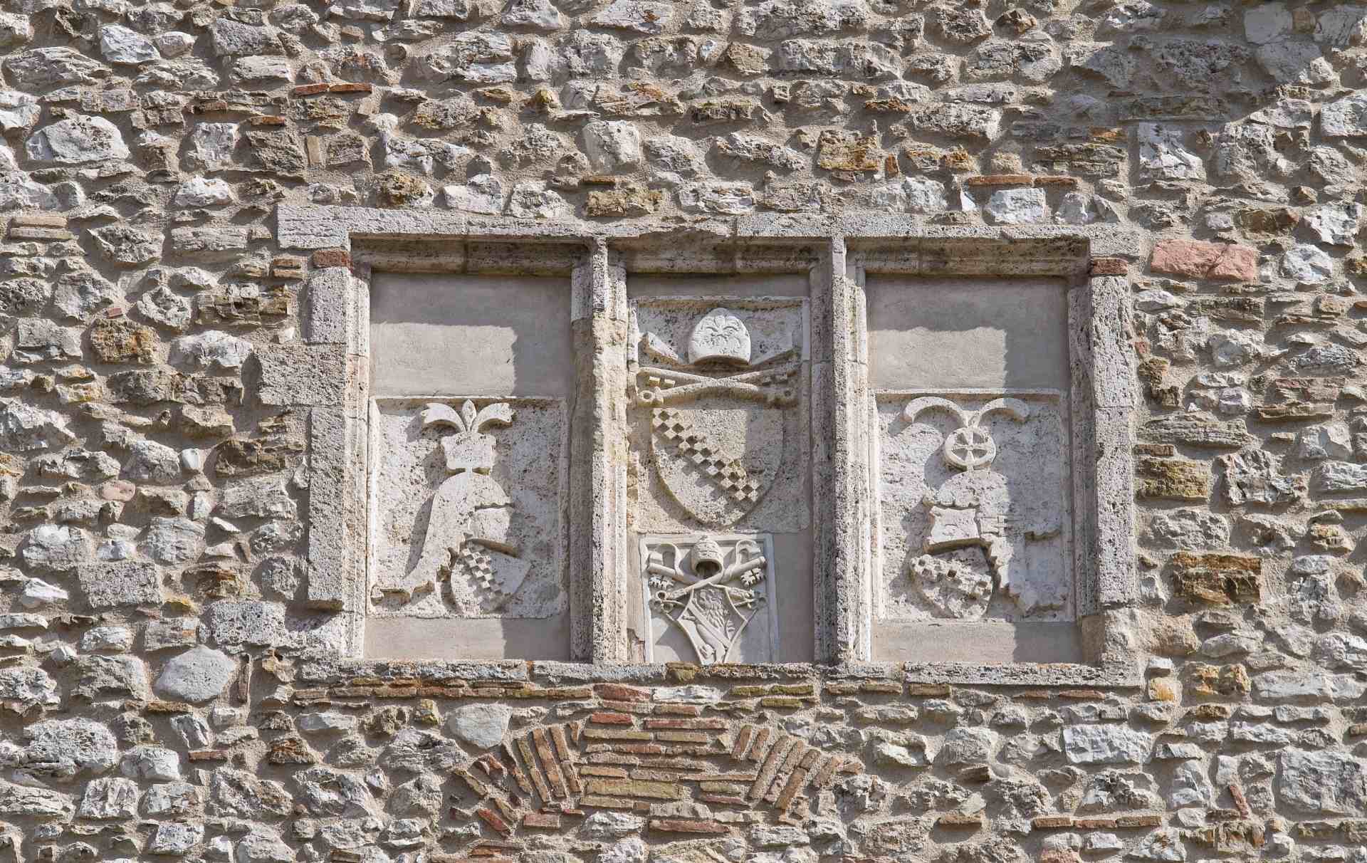 Stemmi nel muro della Rocca Albornoz di Narni