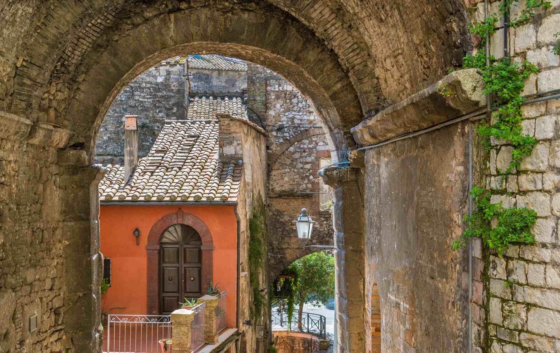 Via dell'Arco Romano a Narni