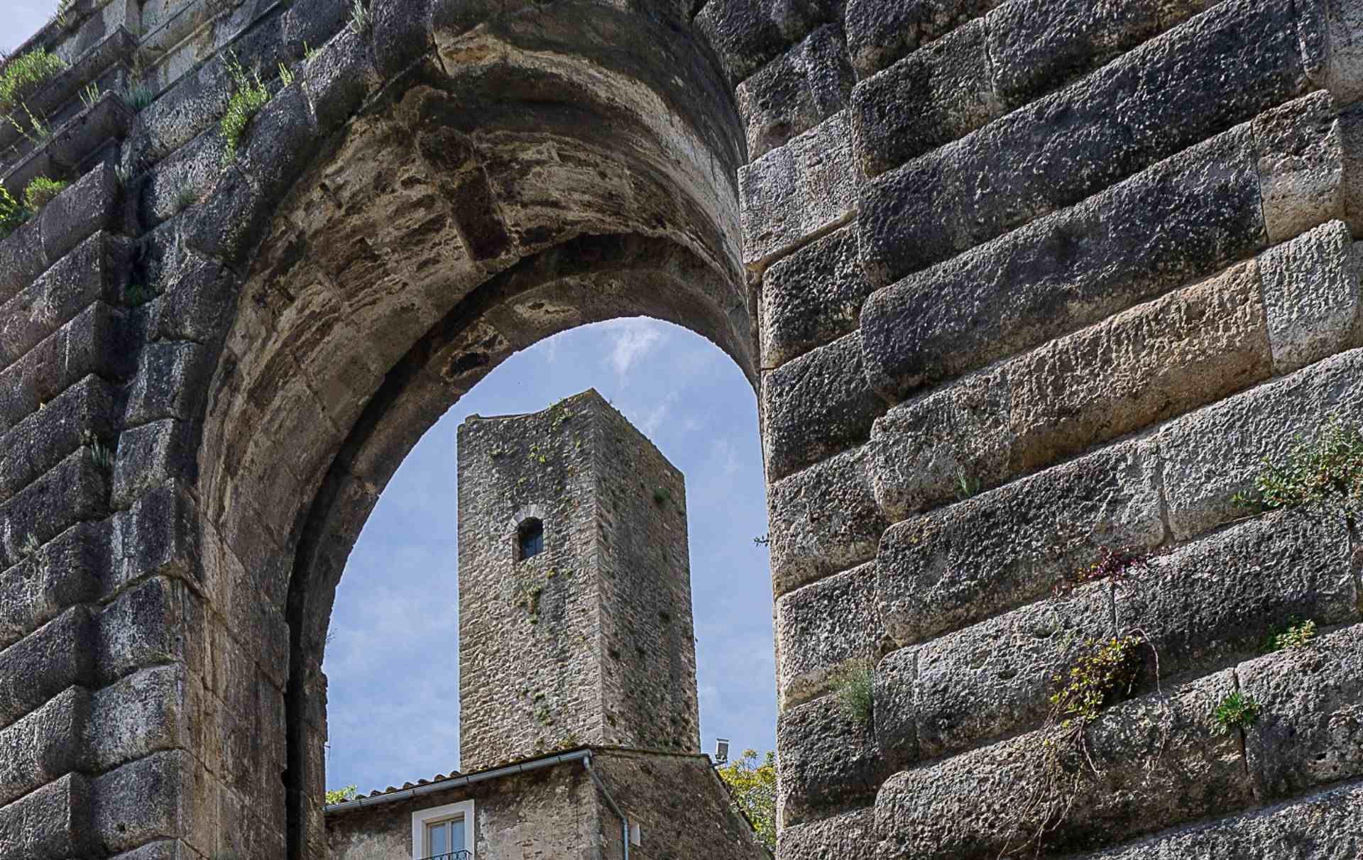 Particolare di Porta della Fiera che inquadra una delle torri di Narni