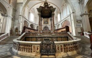 L'altare maggiore e la Confessione con l'accesso alla Cripta di San Giovenale