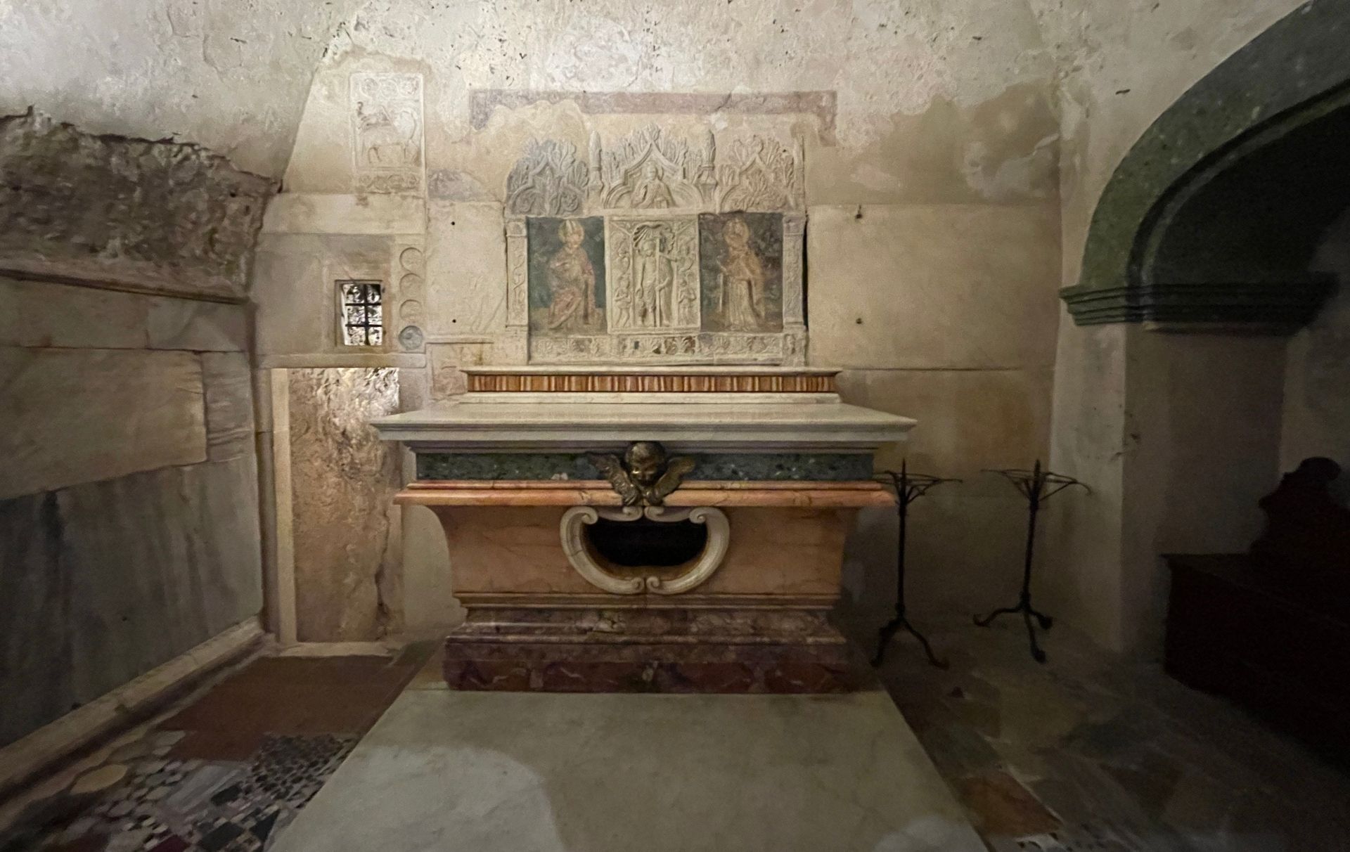 Altare all'interno del Sacello di San Giovenale e Cassio a Narni