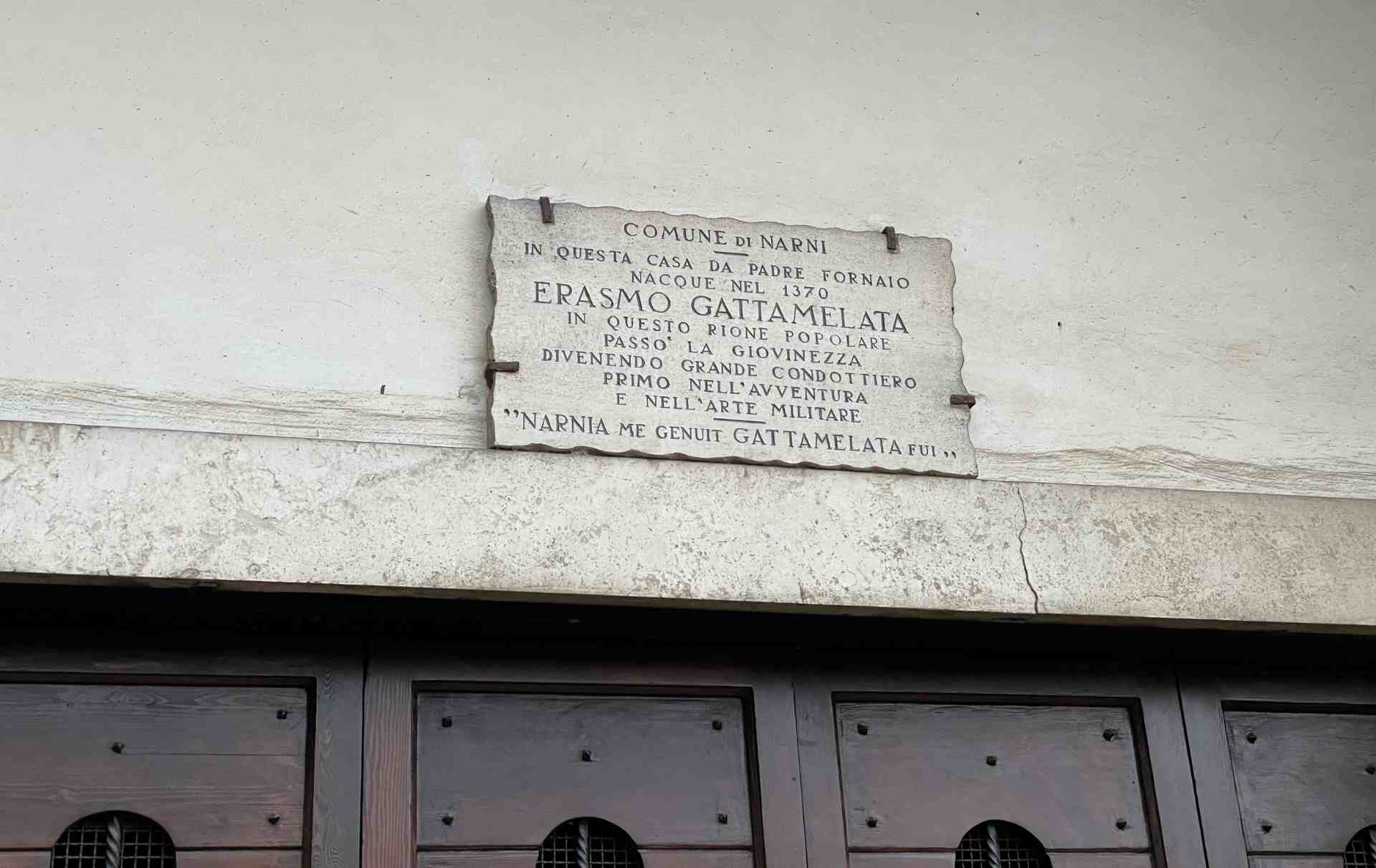Iscrizione sul portale d'accesso della casa natale di Erasmo il Gattamelata da Narni