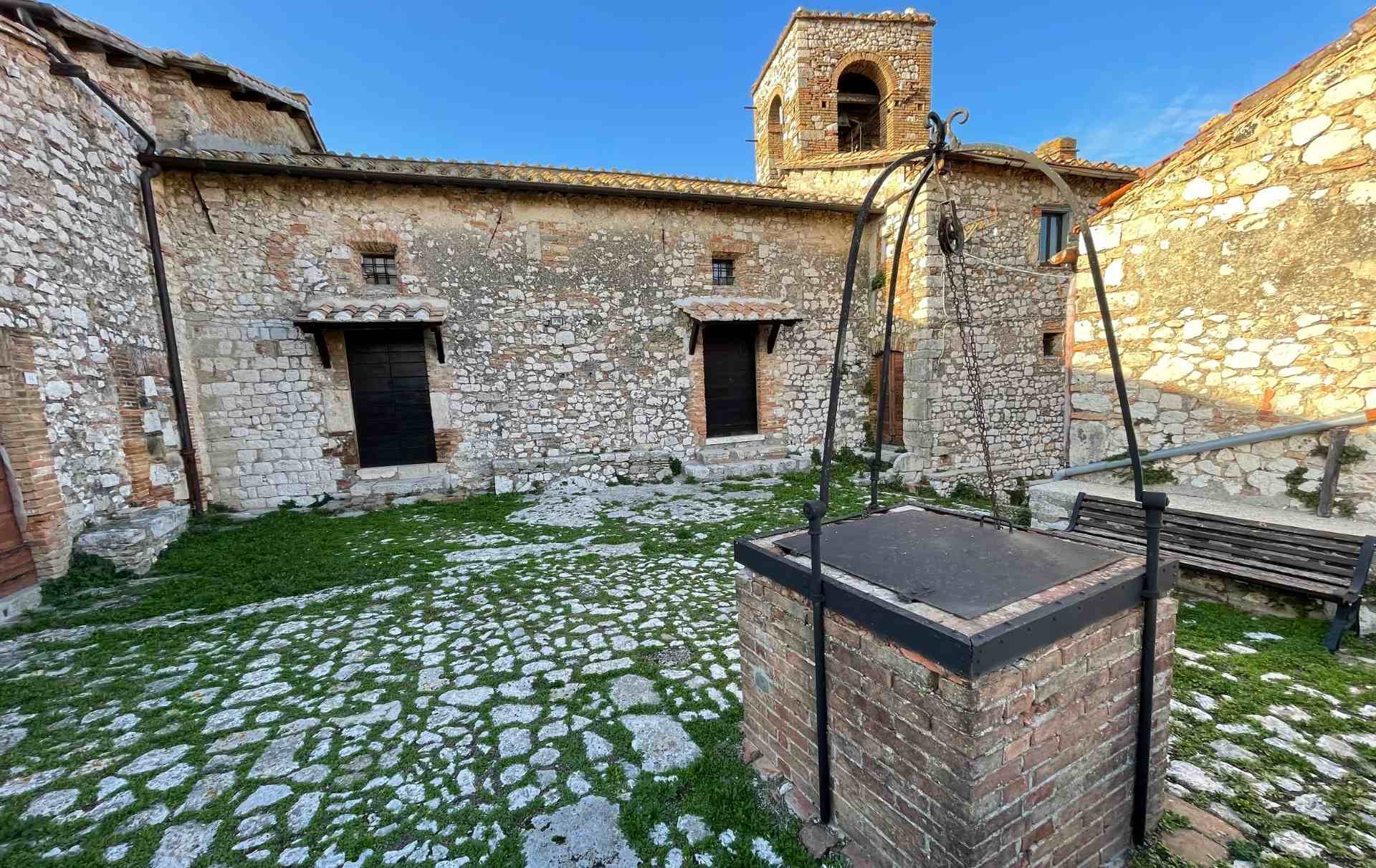 La piazzetta con vista della facciata della Chiesa dei SS Silvestro e Feliciano a Borgaria di Narni