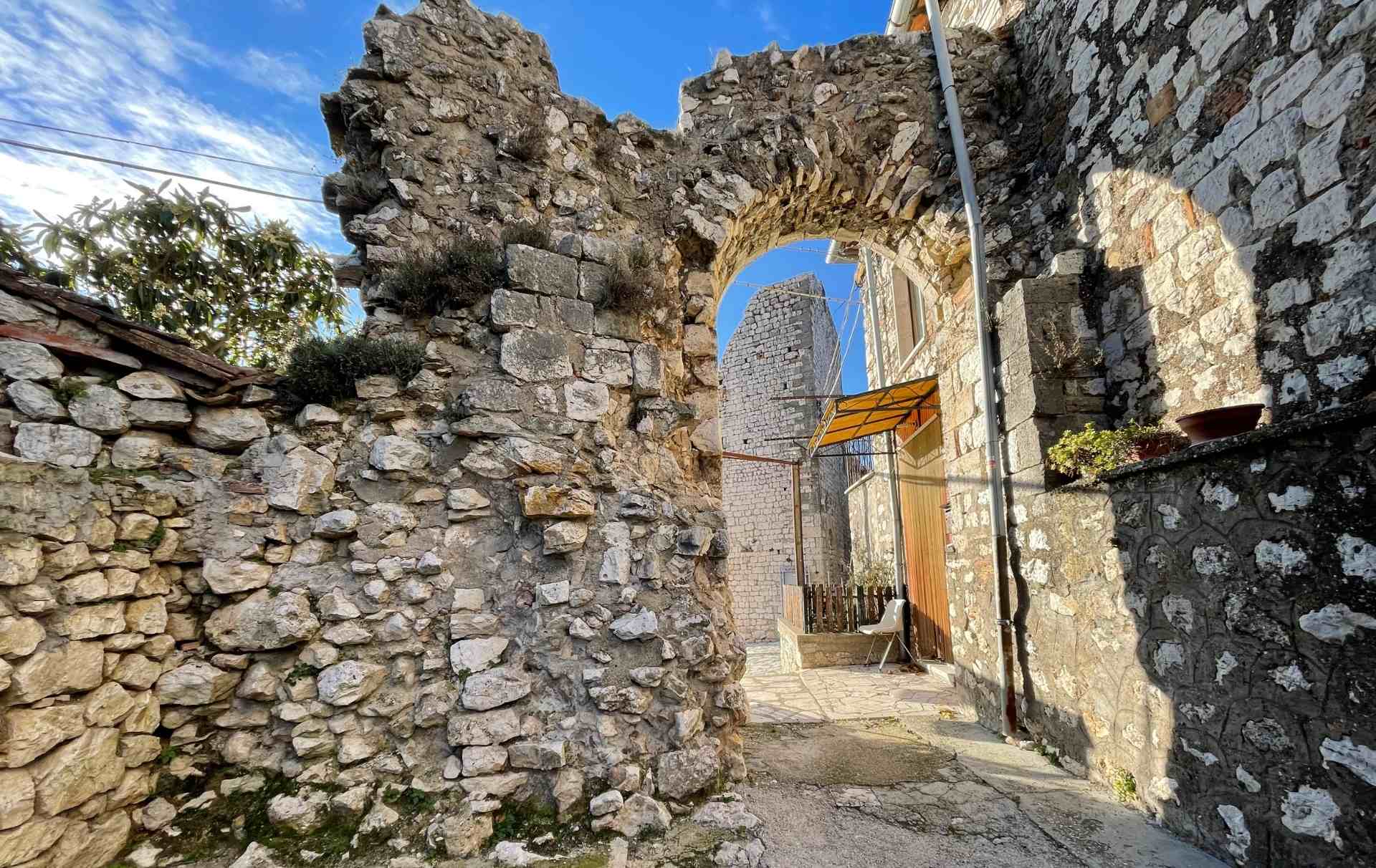 Uno degli antichi ingressi del Castello di Borgaria