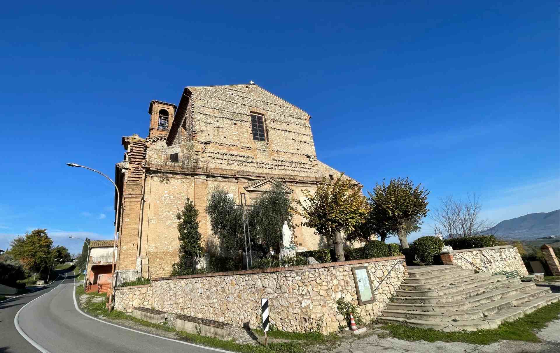 Facciata della Chiesa di Santa Maria della Cerqua e, sulla sinistra, la strada capitonese