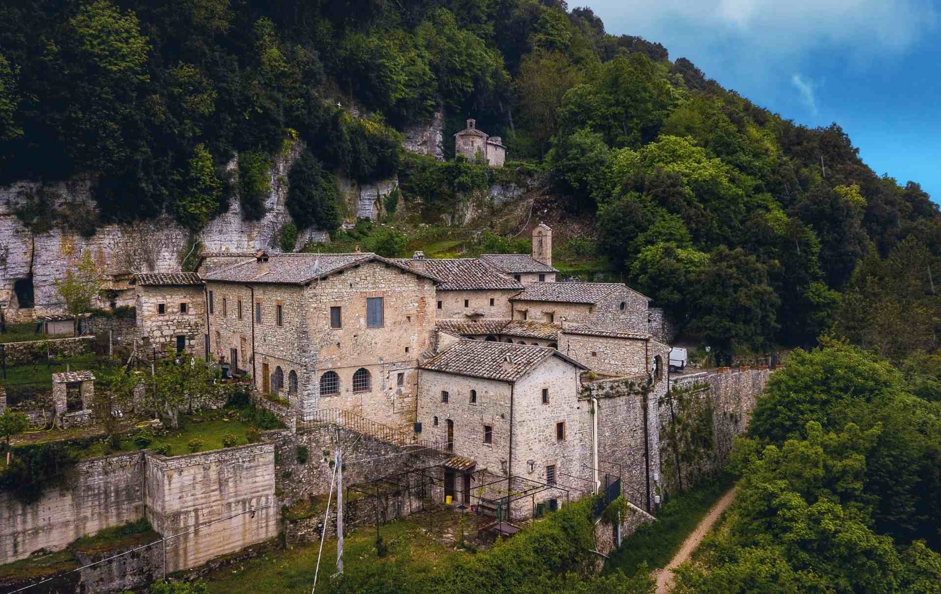 Il complesso del Sacro Speco di San Fracesco a Narni visto da ripresa aerea