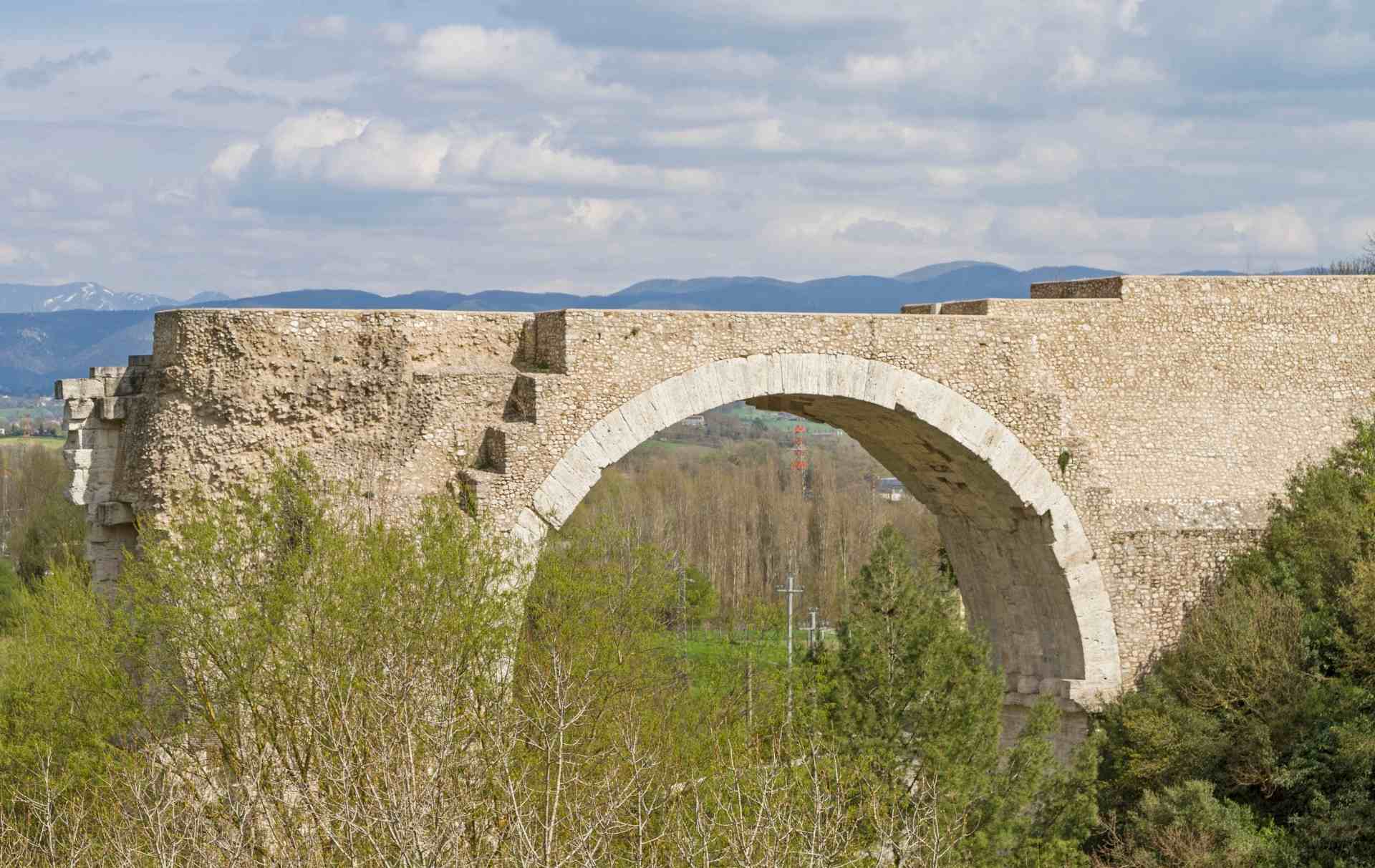 Il Ponte di Augusto, all'altezza del quale parte il percorso ciclo-pedonale delle Gole del Nera