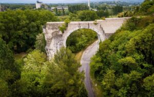 Ripresa aerea dell'arco superstite dei resti del Ponte di Augusto a Narni