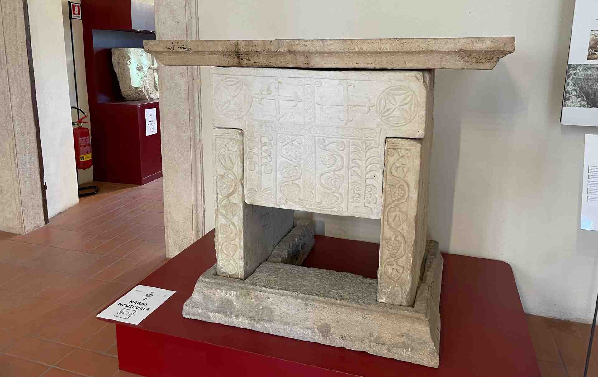 L'altare longobardo da San Martino a Taizzano oggi al Resti in bronzo di punte di lancia dalla tomba di Miriano oggi al Palazzo Eroli a Narni