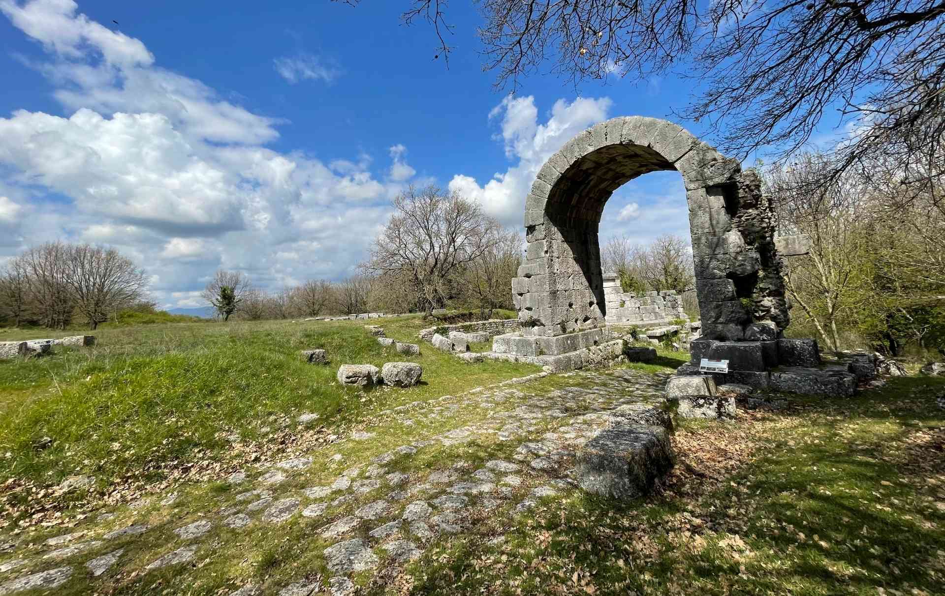 Arco detto di San Damiano sull'antica via Flaminia a Carsulae