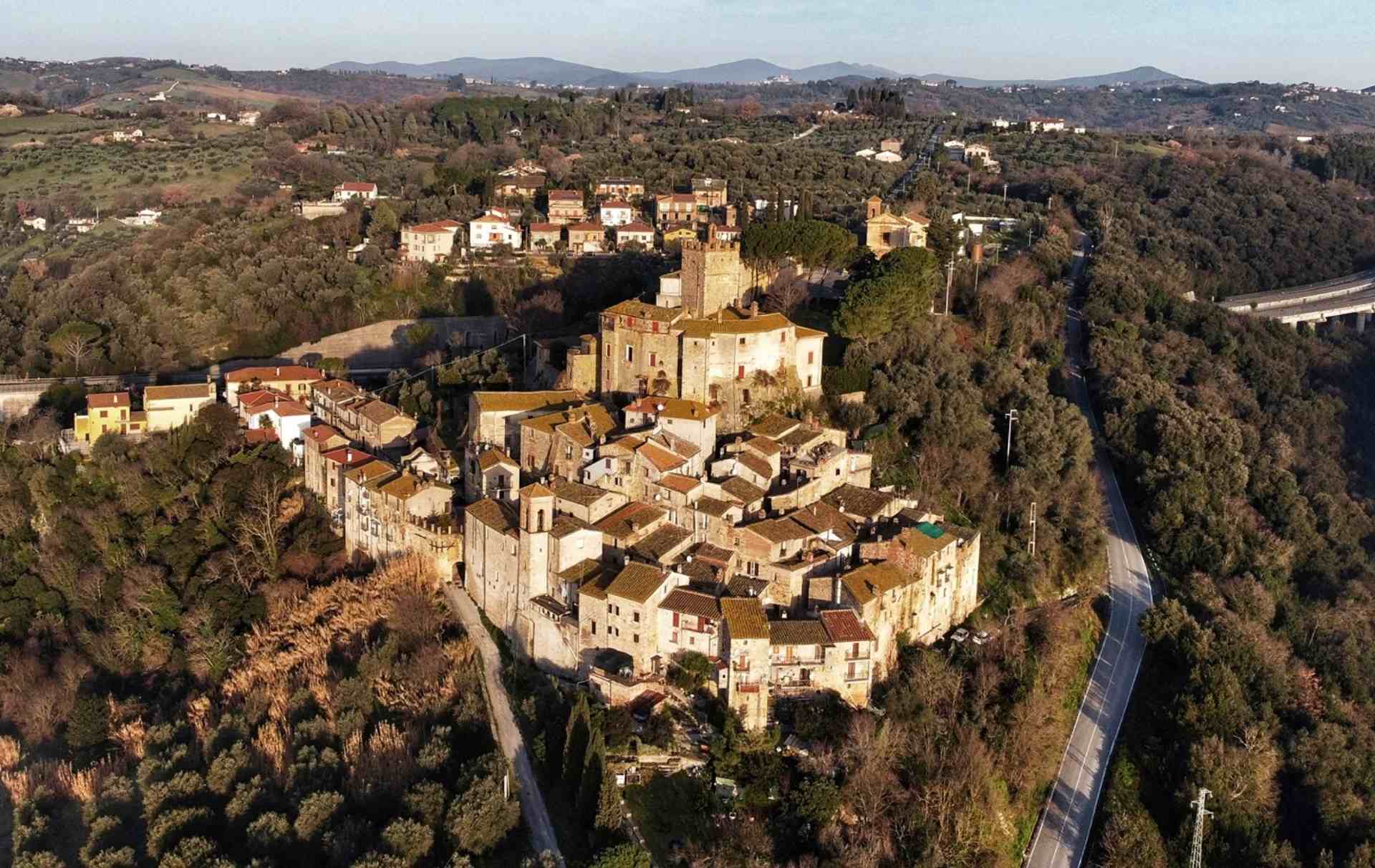 Veduta aerea del castello di Montoro col palazzo baronale e il borgo