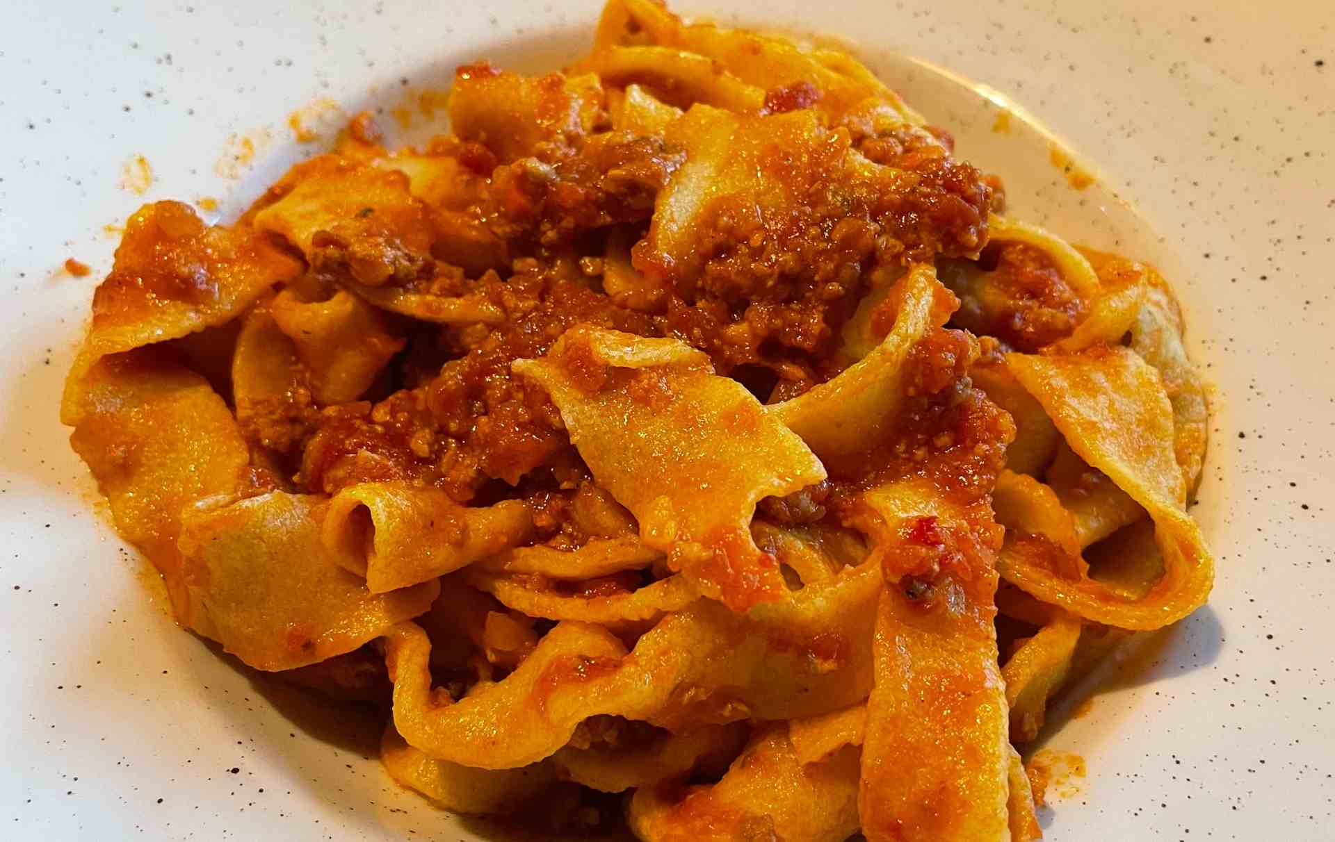 Piatto di pappardelle fatte a mano al ragù di cinghiale specialità umbra dove mangiare