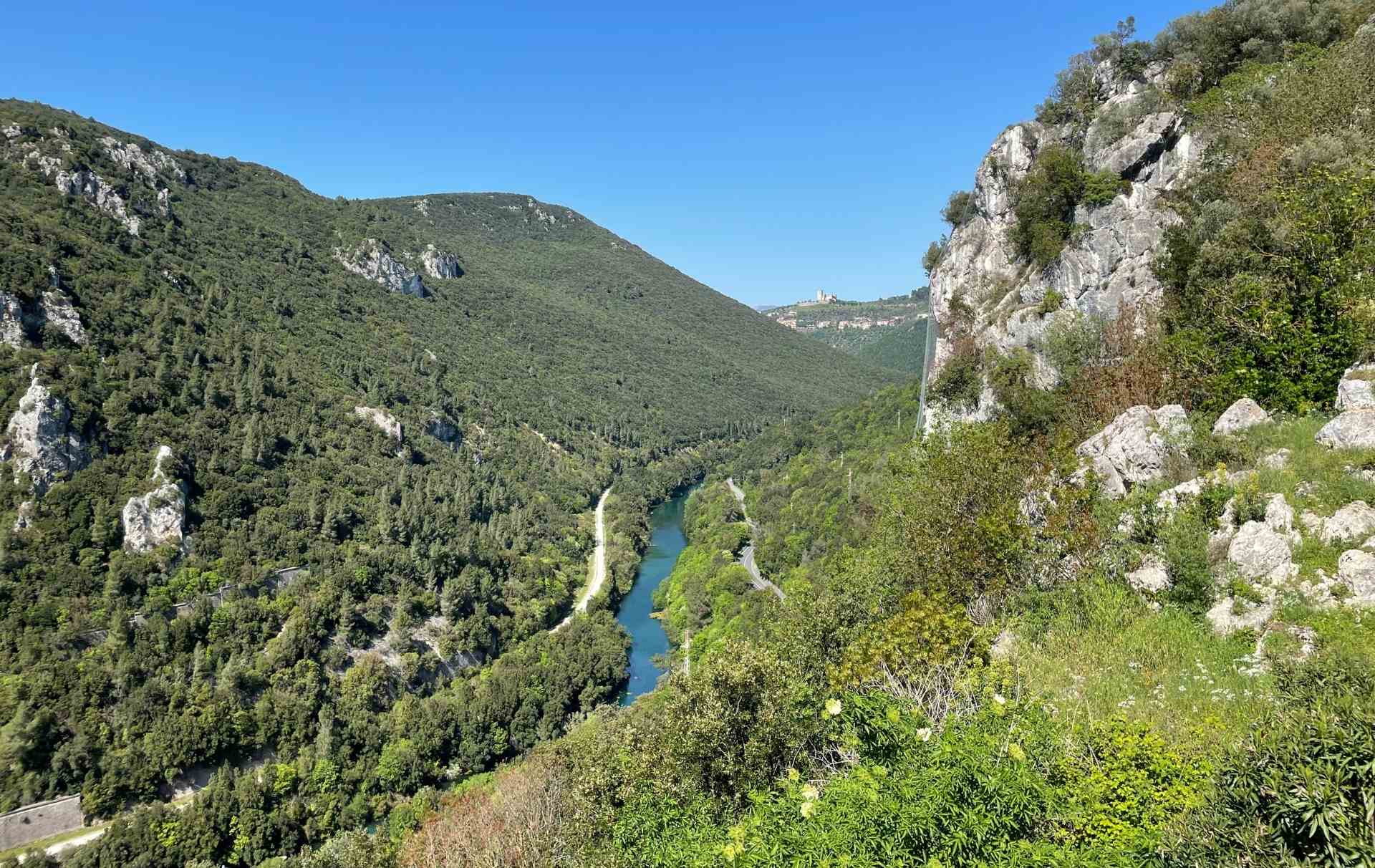 Le Gole del Nera viste da Taizzano, sullo sfondo Narni e la Rocca Albornoz