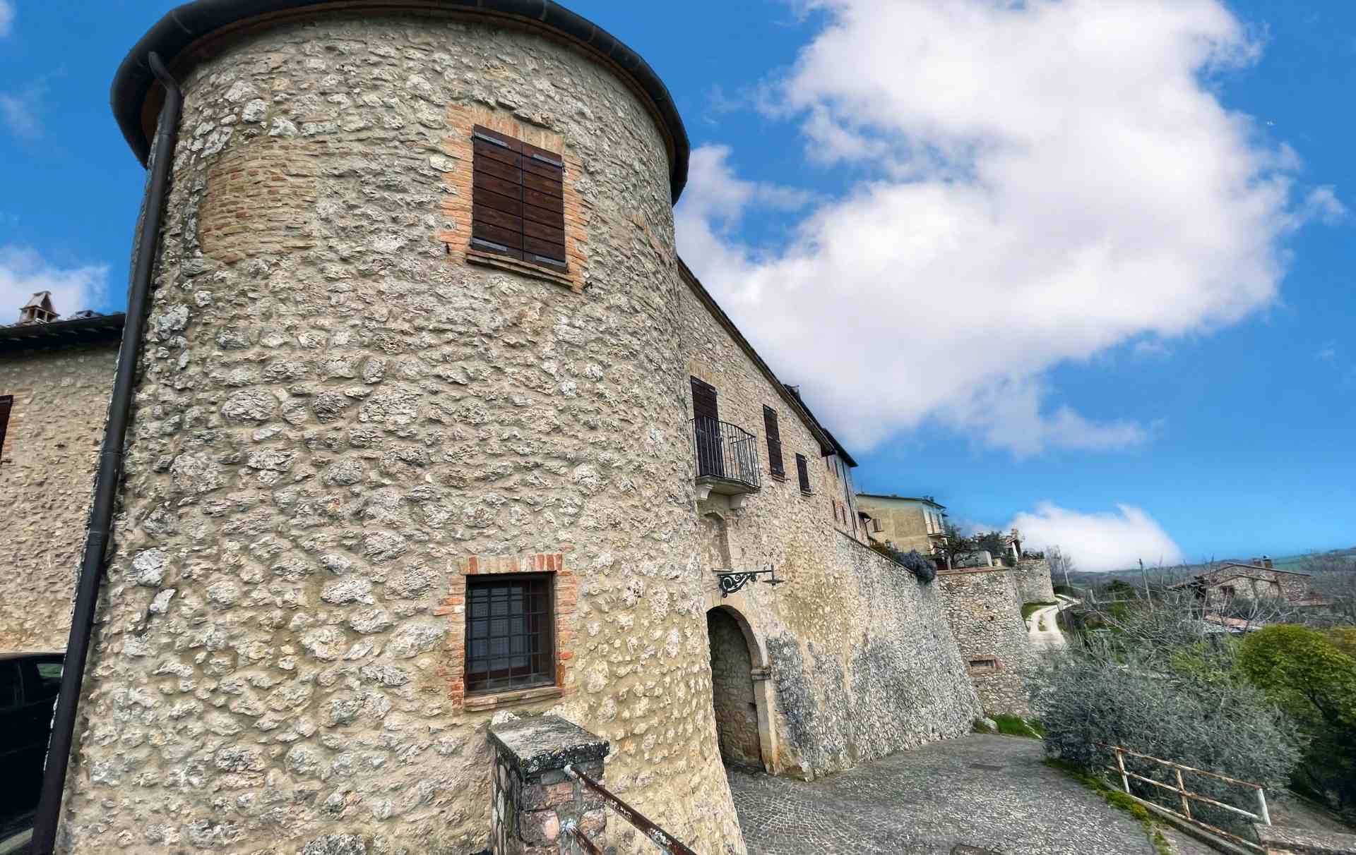 Ingresso al castello di Capitone con la torre di difesa