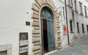 Ingresso a Palazzo Eroli a Narni su via Saffi