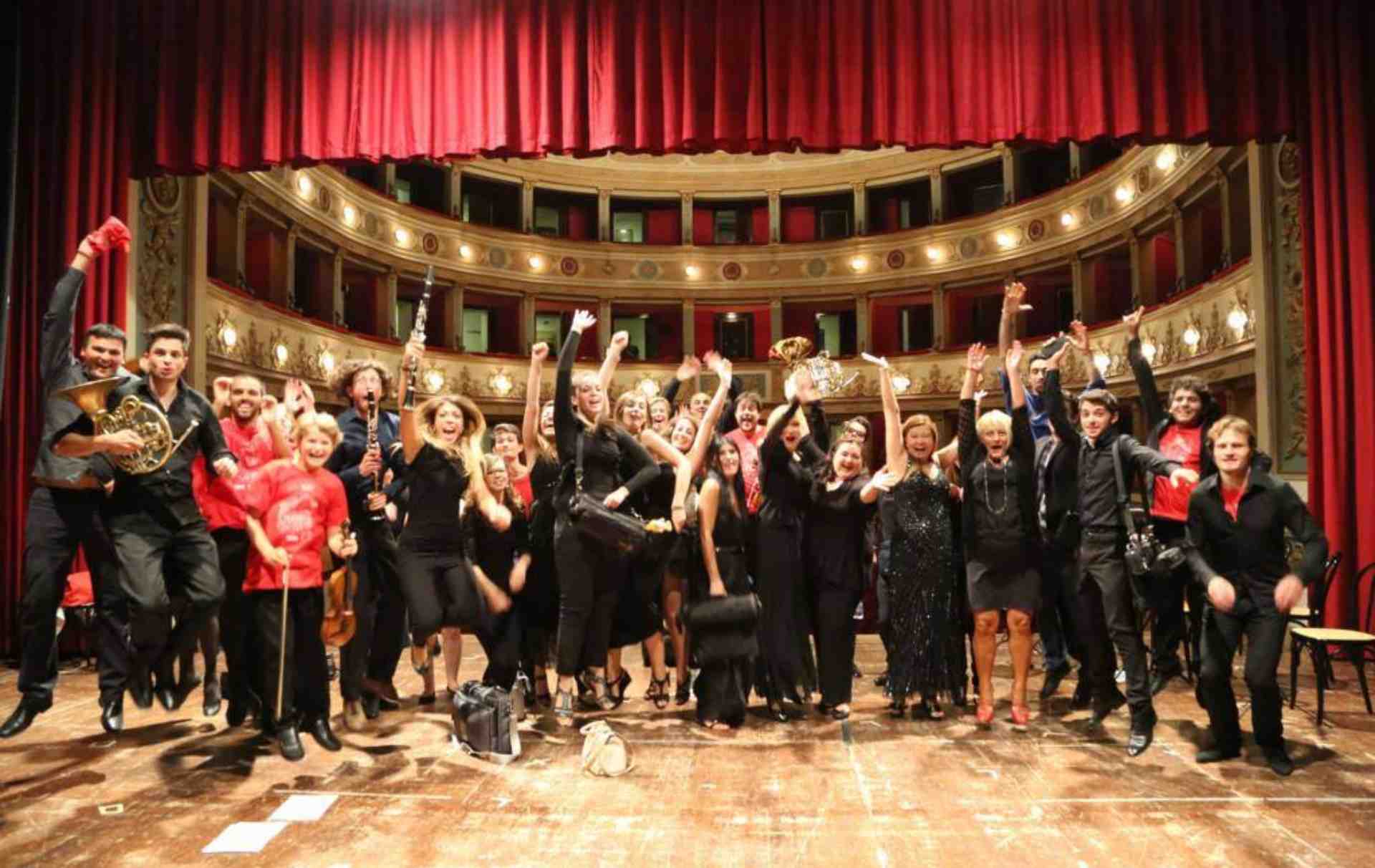 I musicisti dell'International Festival Le Luci della Ribalta al Teatro Manini di Narni che saltano
