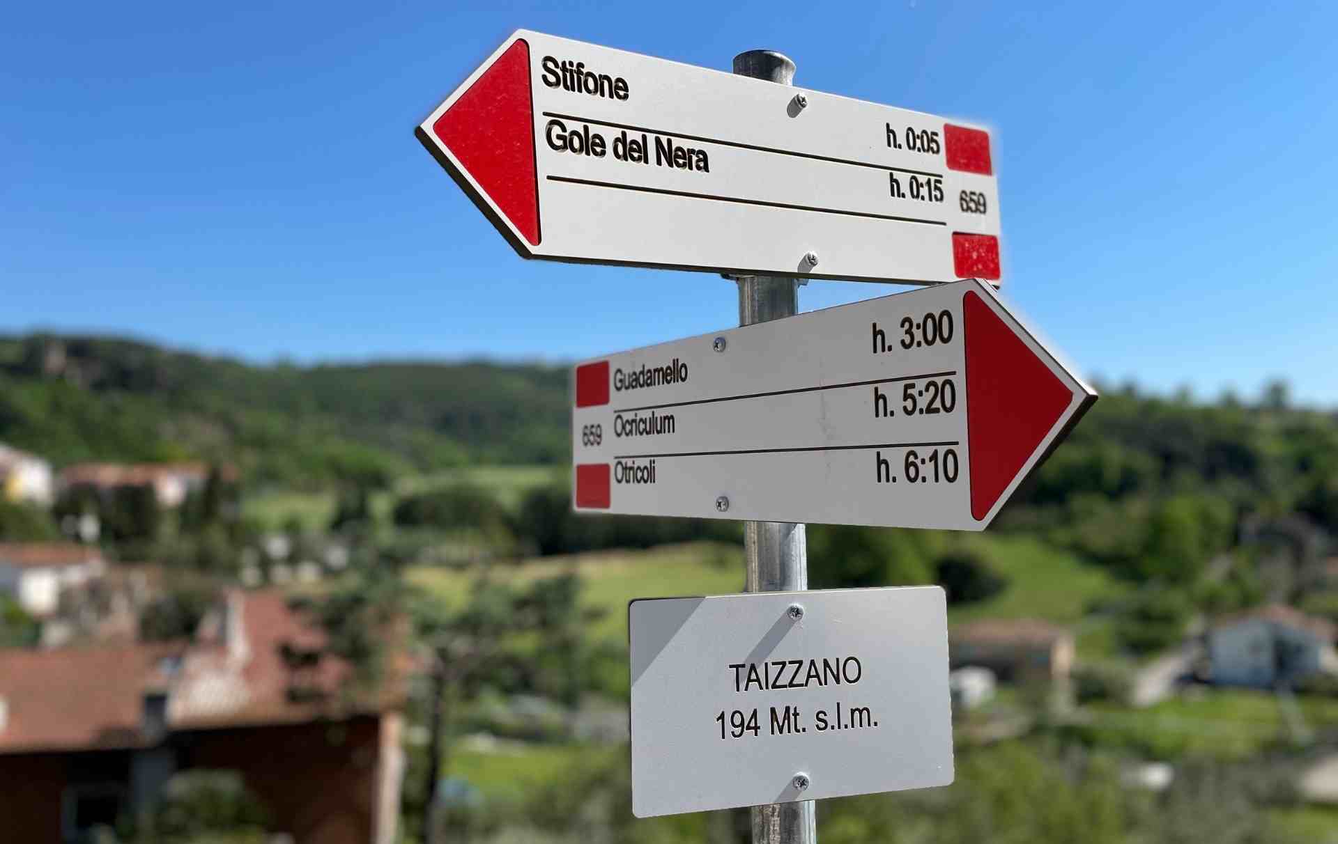 Insegne degli sentieri CAI a Taizzano con indicazioni delle distanze da Stifone, Gole del Nera, Guadamello e Otricoli