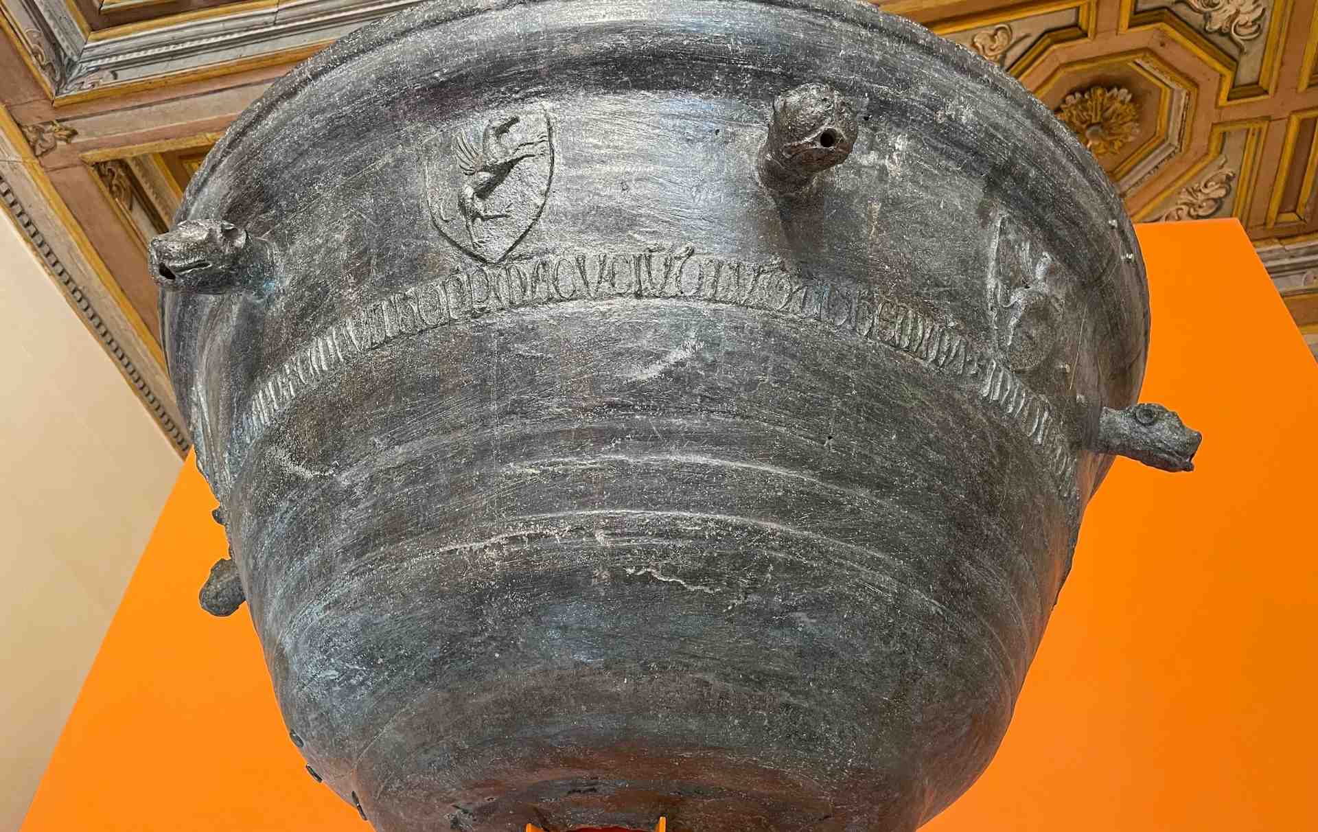 Vasca della fontana di Piazza dei Priori oggi al museo nel Palazzo Eroli a Narni