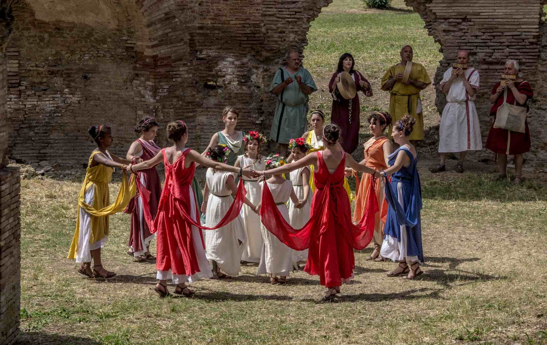 Danzatrici durante l'evento di rievocazione storica Ocriculum AD 168 nell'Area Archeologica di Ocriculum a Otricoli