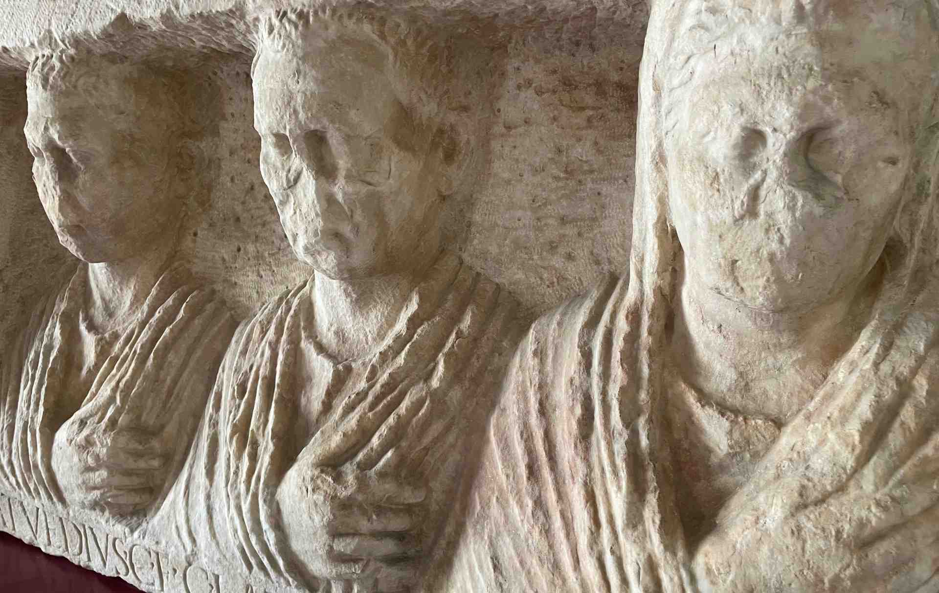 Particolare del rilievo funebre dei latuedii a Palazzo Eroli a Narni