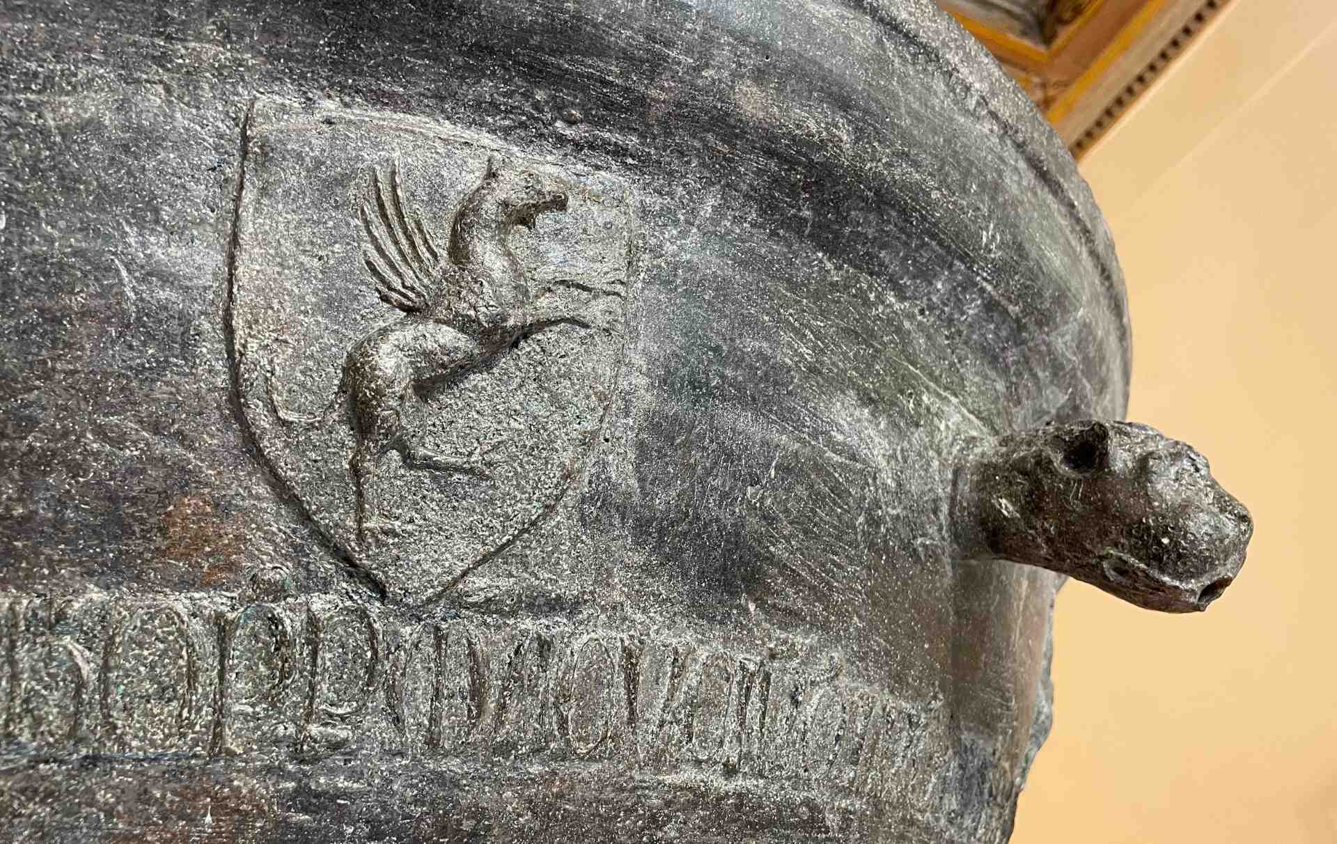 Particolare della vasca della fontana di Piazza dei Priori ora nel museo di Palazzo Eroli a Narni