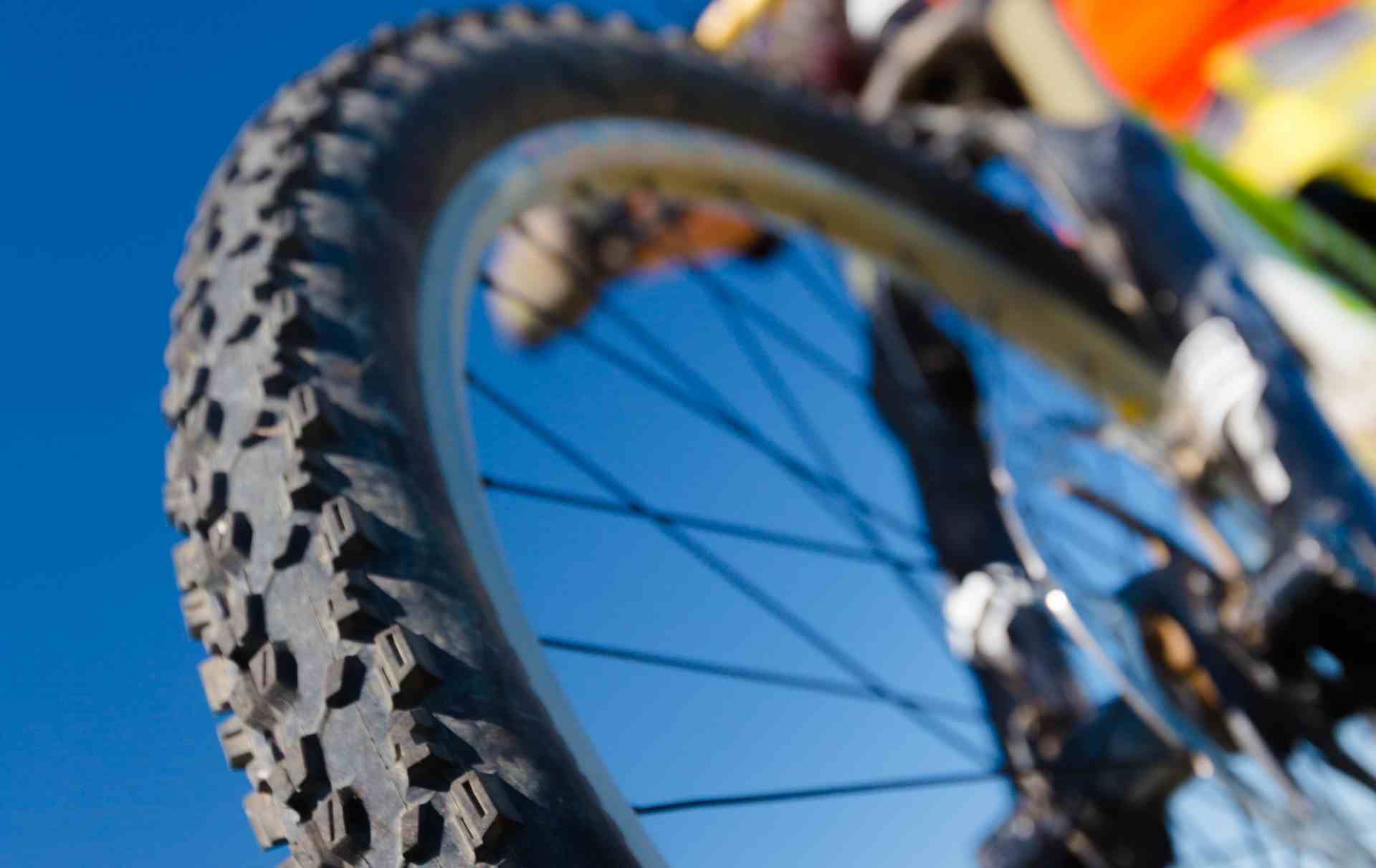 Particolare di una ruota di mountain bike presa a noleggio da servizio turistico di Narni