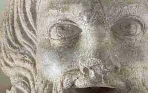 Testa di barbaro su sarcofago romano di II secolo Palazzo Eroli a Narni