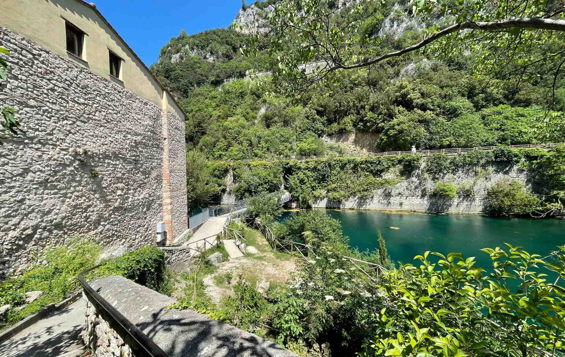 Il ponte nuovo di Stifone che attraversa il Nera verso la ciclo pedonale delle Gole del Nera