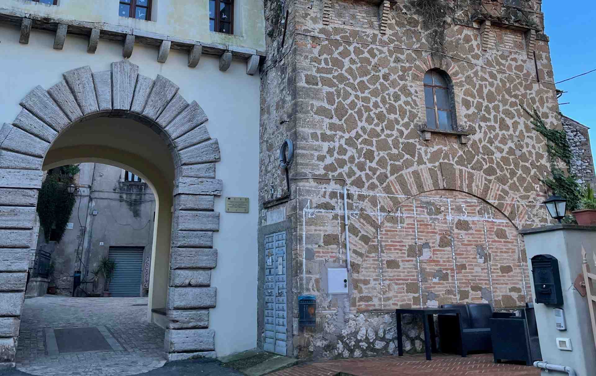 Ingresso nelle mura di Calvi dell'Umbria