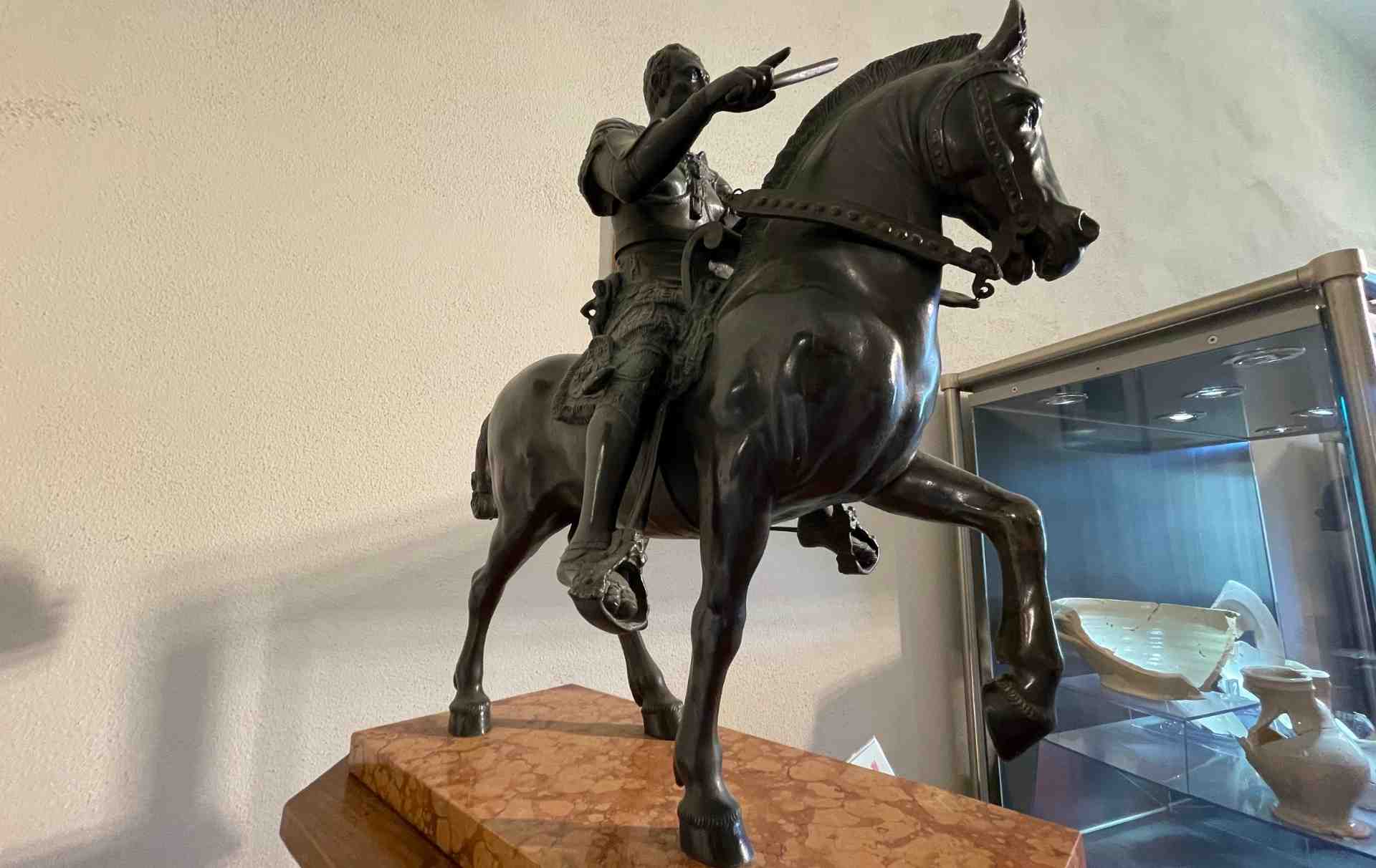 Copia della statua equestre dedicata a Erasmo da Narni a Palazzo Eroli a Narni