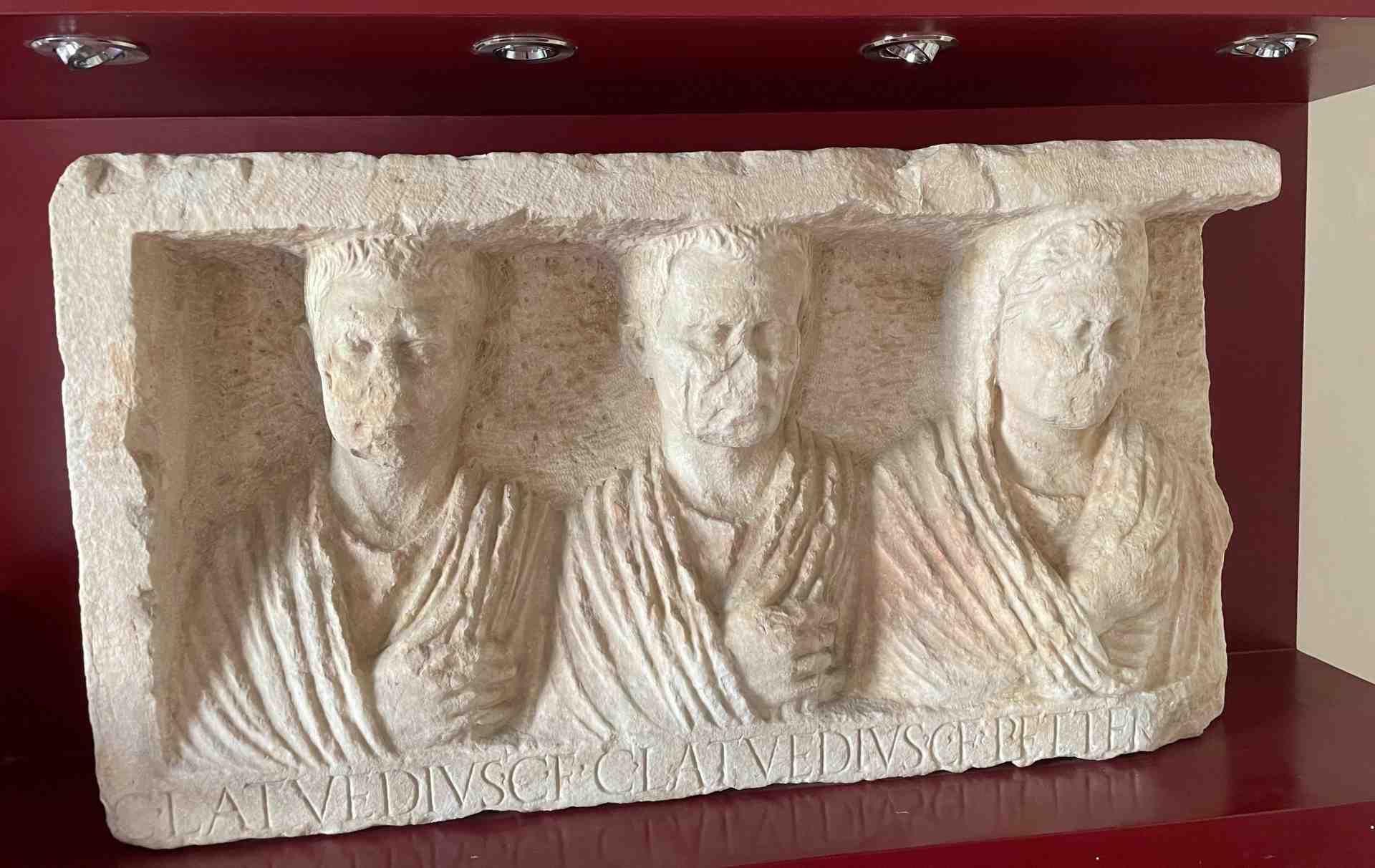 Rilievo funebre dei Lutuedii nel museo di Palazzo Eroli a Narni