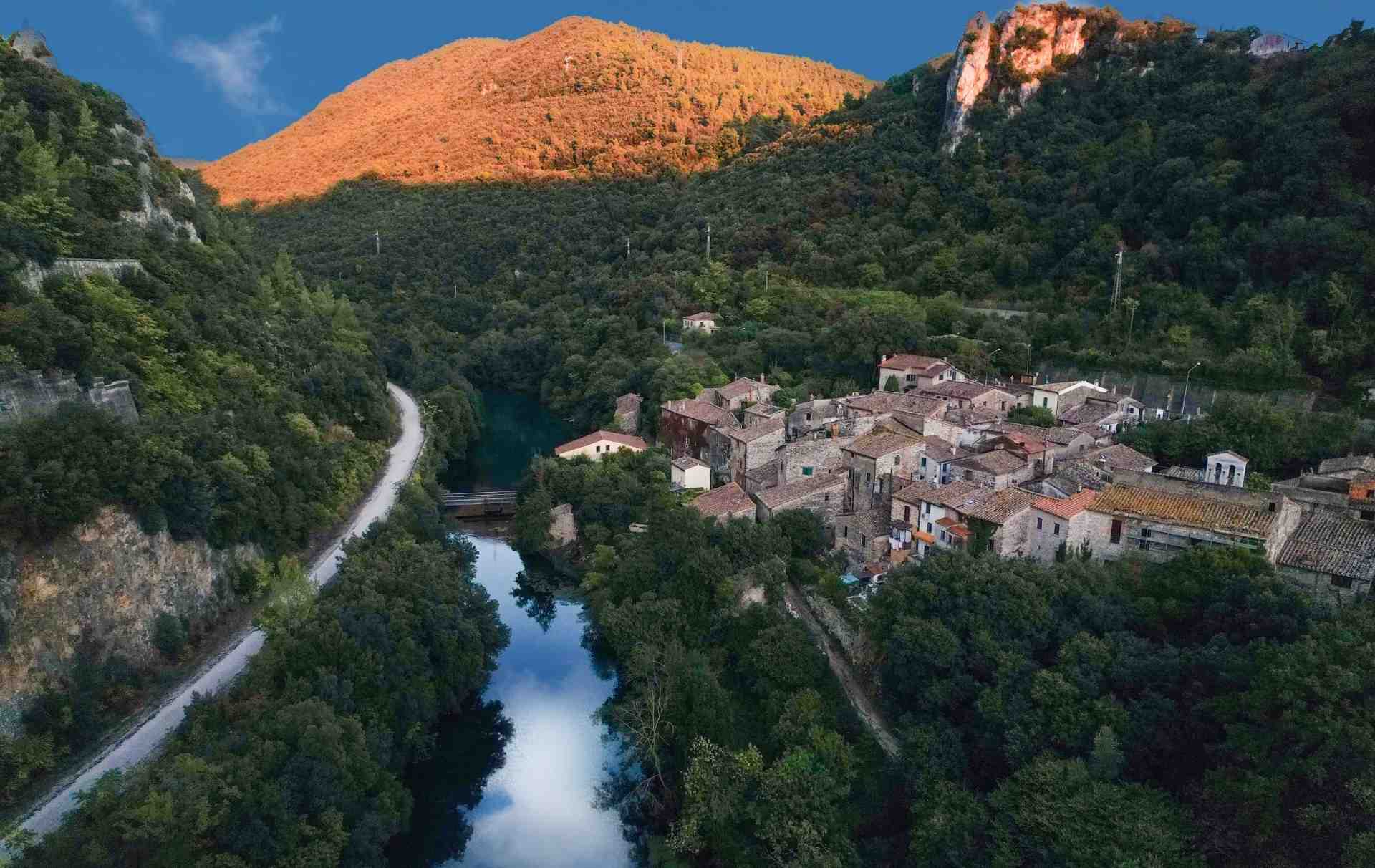 Veduta aerea di Stifone, il Nera e la ciclo pedonale delle Gole del Nera