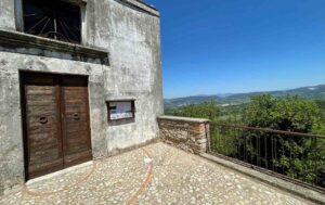 Vista su facciata e panorama dalla piazza dove si trova la chiesa di Santa Maria Annunziata di Guadamello