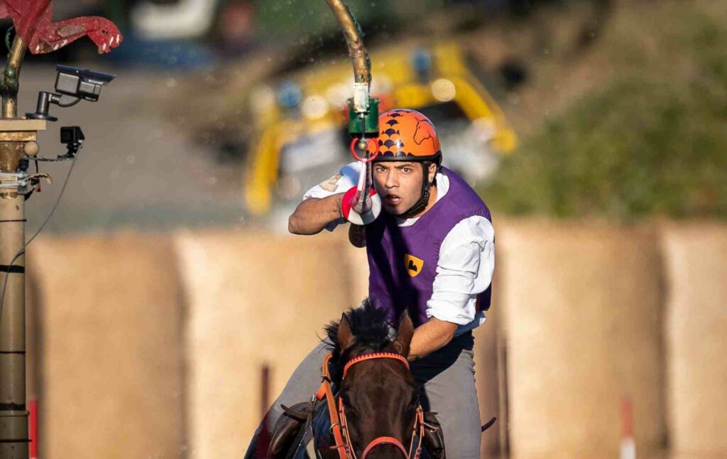 Cavaliere del Terziere di Santa Maria che sta per infilare l'anello durante la corsa