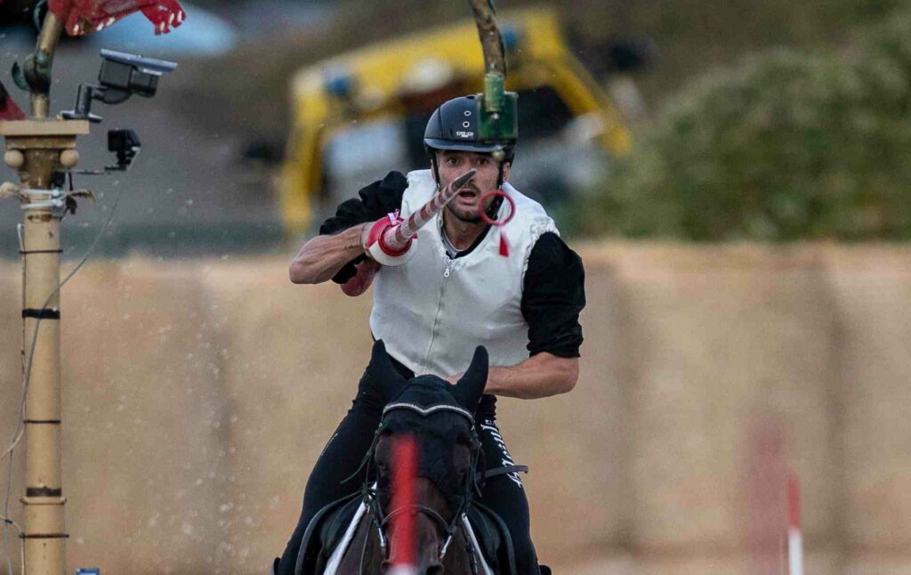 Cavaliere del Terziere di Mezule che sta per infilare l'anello durante la corsa