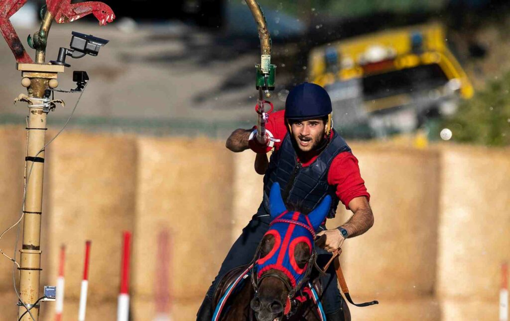 Cavaliere del Terziere di Fraporta che sta per infilare l'anello durante la corsa